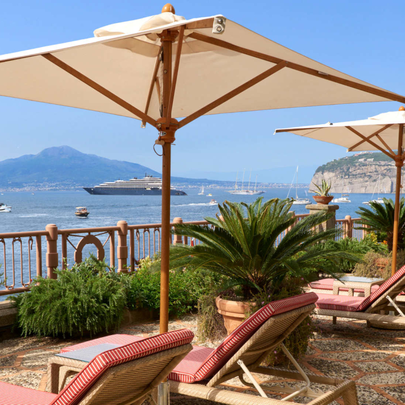 Solarium and Sitting Area down to the beach