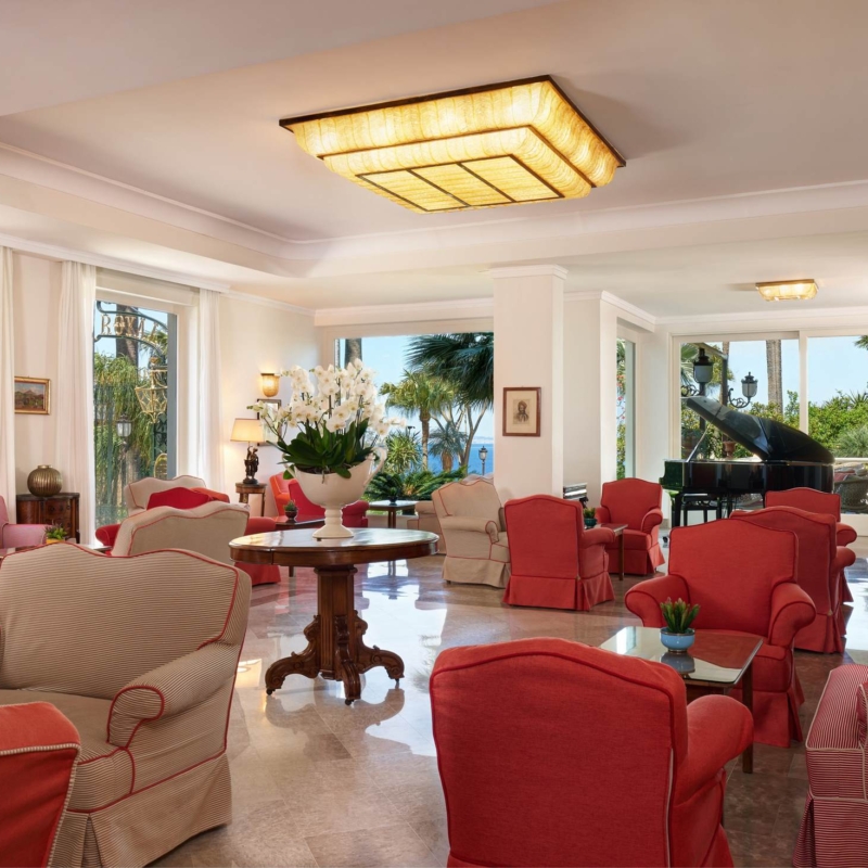 Hall with view of the sea and the garden