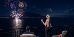 Terrazza con vista mare persone in posa che ammirano i fuochi dartificio